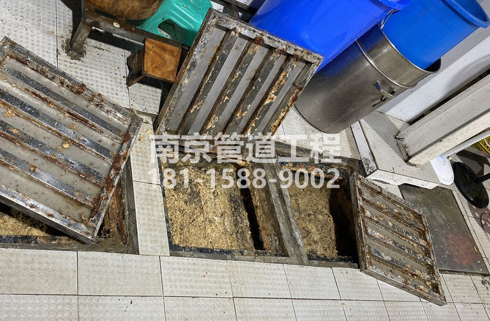 278宁海路城管中队食堂隔油池清理